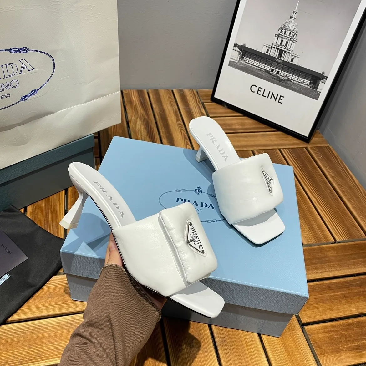 👟👟Ex-factory price 380👟👟 Prada/Prada 2023ss makes its debut🌟High-heeled square-toed slippers, triangular classic LOGO. 💥presents a classic silhouette. No matter what situation you face, the home court belongs only to you! 💪🏻 Fabric: Open edge beads, sheepskin lining, original Italian leather outsole Heel height: 6.5cm Code number: 35-39 (40 custom made, non-refundable)